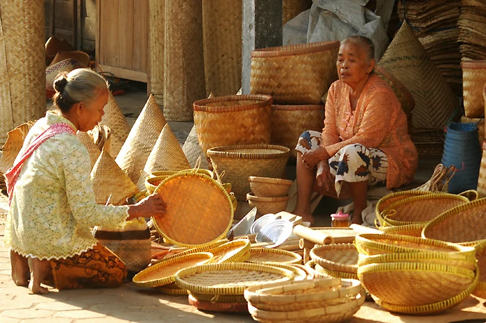 Transaksi kerajinan bambu di Pasar Ngijon, Sleman, dalam dokumentasi tahun 2007