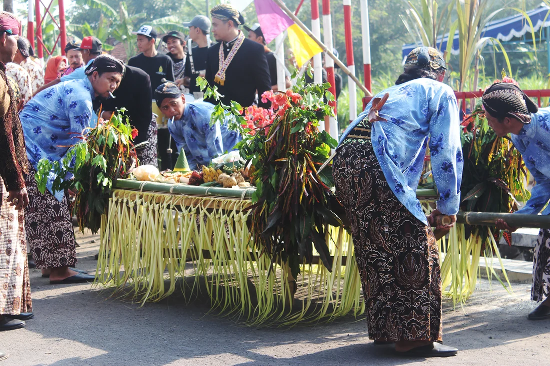 Warga dalam Merti Desa Dayakan Tegal Mindi, Sardonoharjo, Ngaglik, tahun 2015